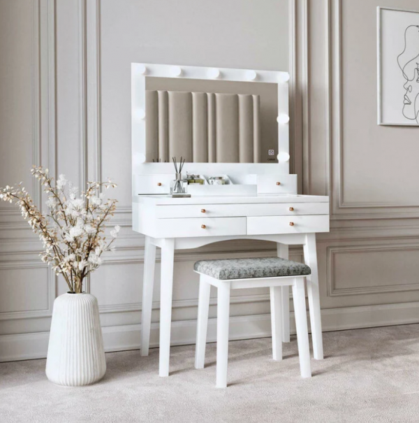 Meja rias dengan lampu panggung vintage